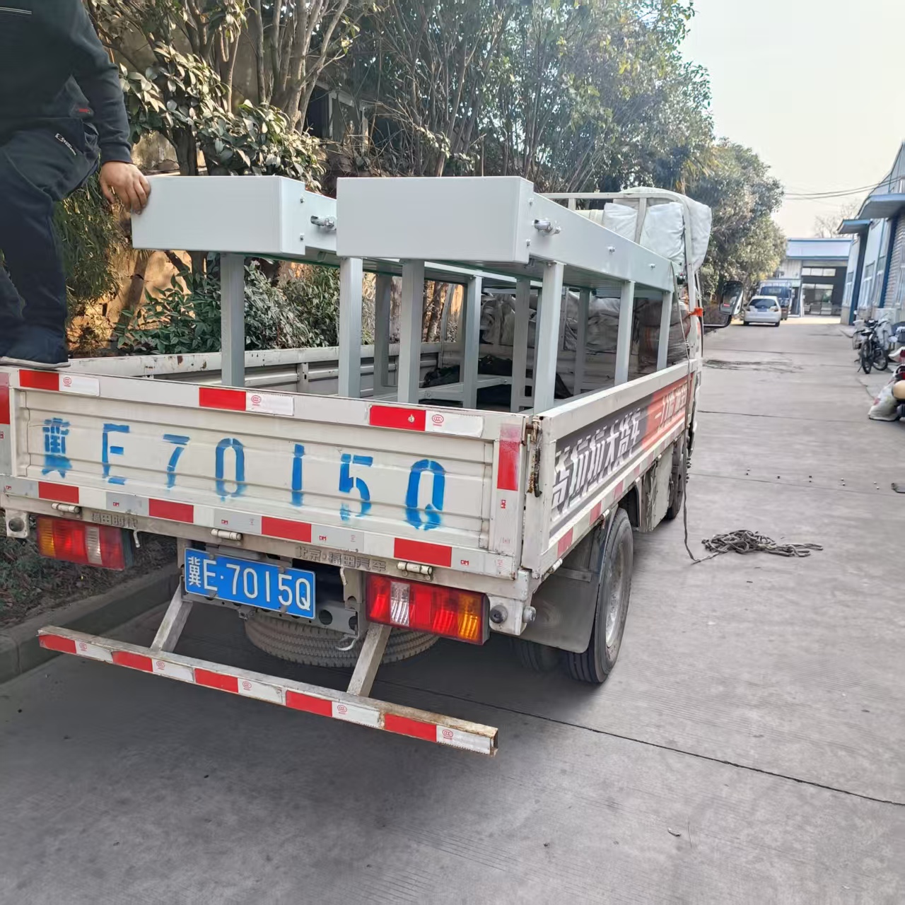 兩臺(tái)板鏈輸送機(jī)輸送機(jī)發(fā)往南京比亞迪汽車(chē)